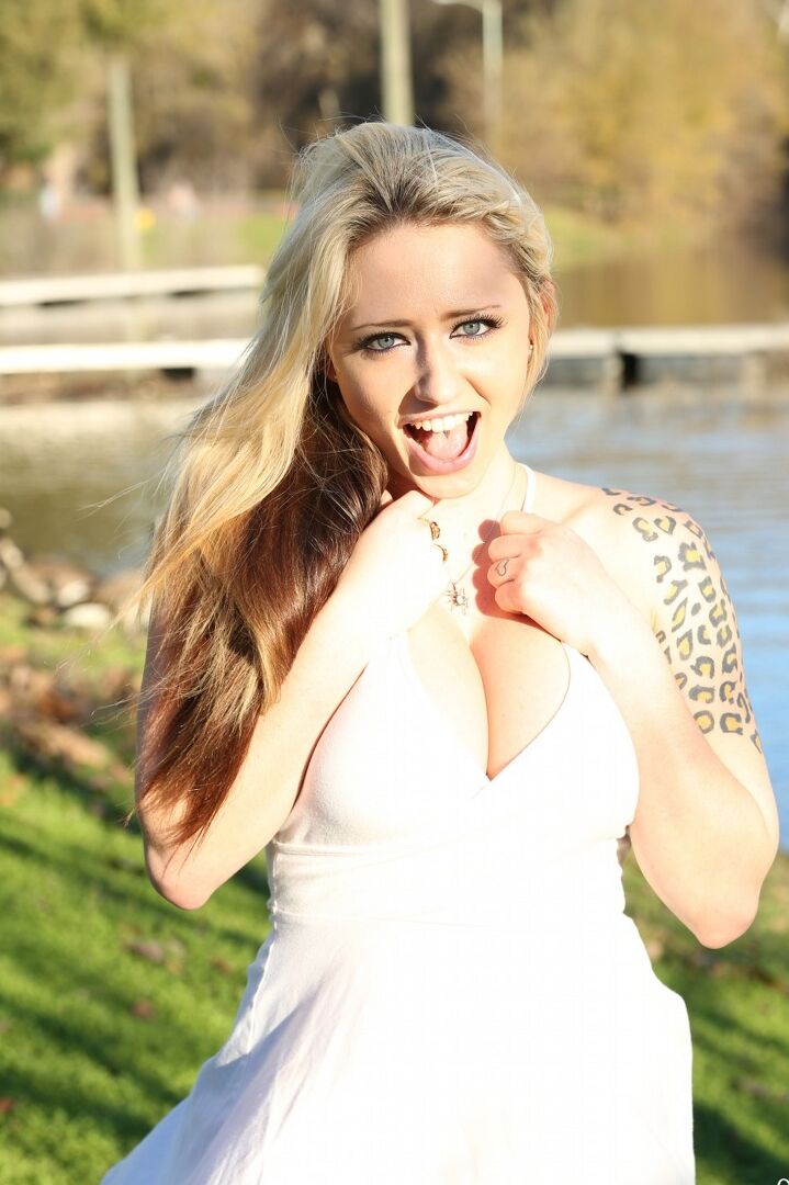 15P La sucia rubia amateur Lily Xo muestra las bragas bajo la falda mientras está en el parque