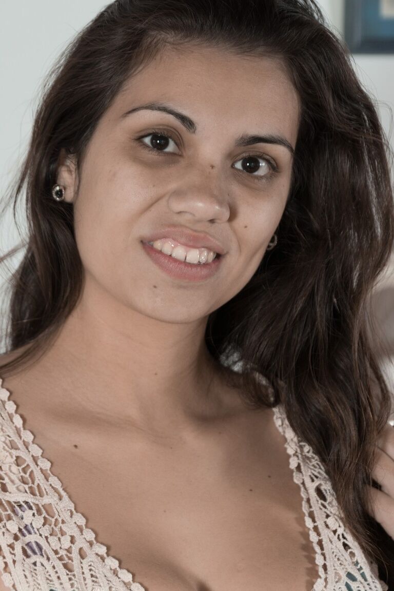 17P La brune américaine Camille S dévoile son entrejambe poilu et pose nue