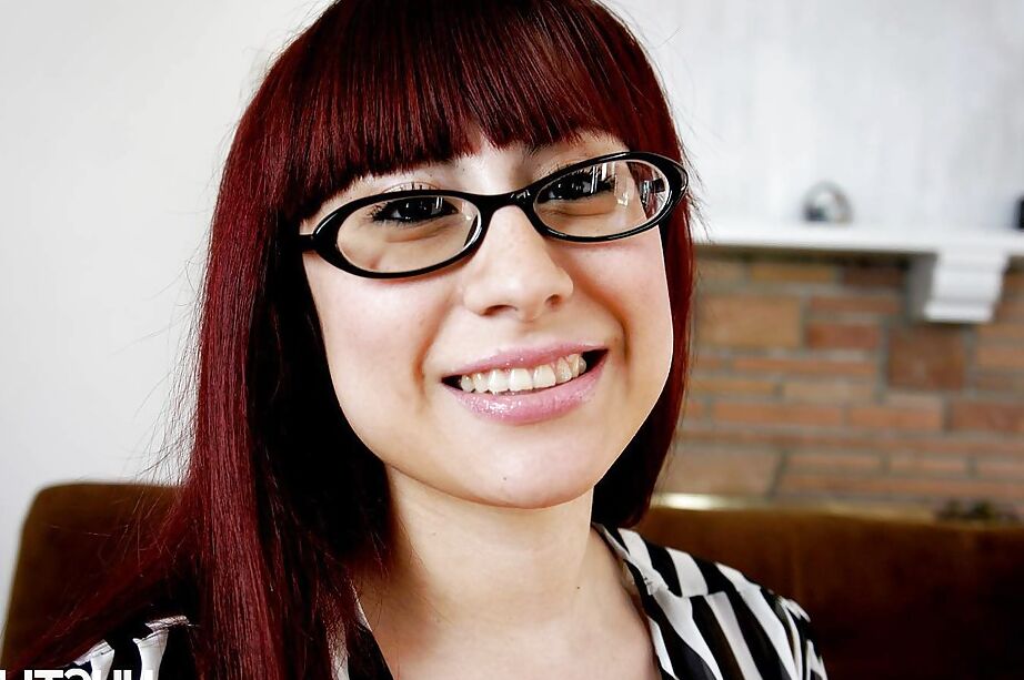 16P, Jenna Minx, femme au foyer rousse, étend sa chatte précise devant la caméra