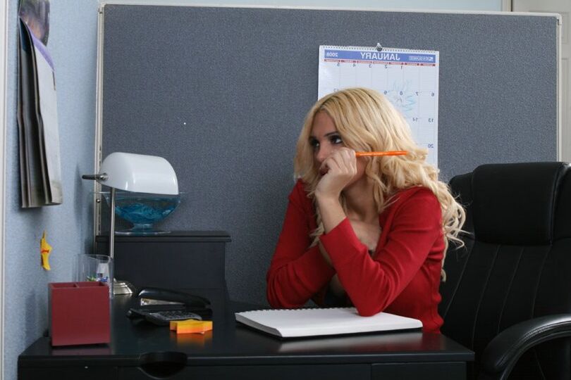 21P A enorme loira peituda Carmel Moore realiza fantasias sexuais de trabalho