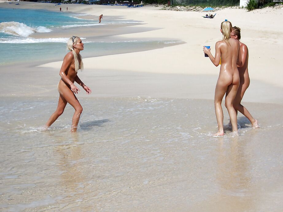 16P Adolescentes amateurs nues portant des lunettes de soleil s'amusant sur la plage
