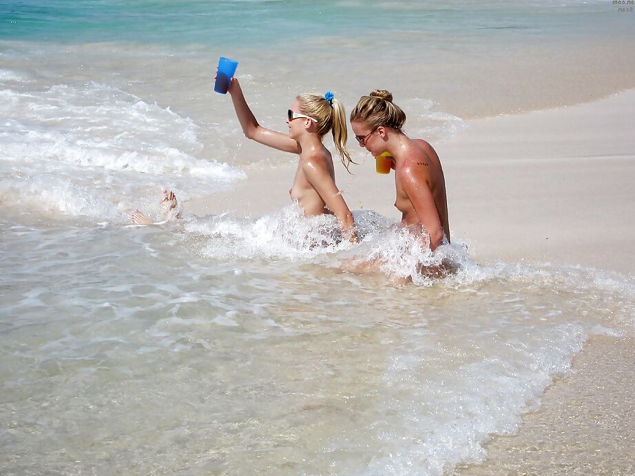 16P Adolescentes amateurs nues portant des lunettes de soleil s'amusant sur la plage