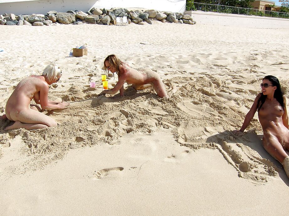 16P Adolescentes amateurs nues portant des lunettes de soleil s'amusant sur la plage