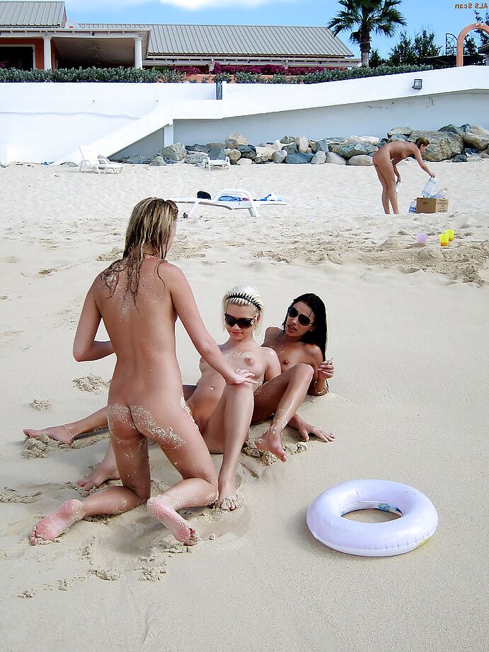 16P Adolescentes amateurs nues portant des lunettes de soleil s'amusant sur la plage
