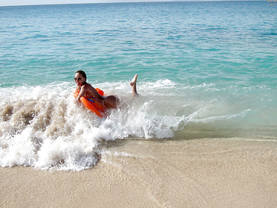 16P Adolescentes amateurs nues portant des lunettes de soleil s'amusant sur la plage