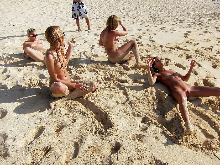16P Adolescentes amateurs nues portant des lunettes de soleil s'amusant sur la plage