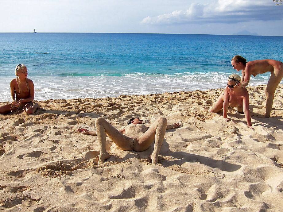 16P Adolescentes amateurs nues portant des lunettes de soleil s'amusant sur la plage