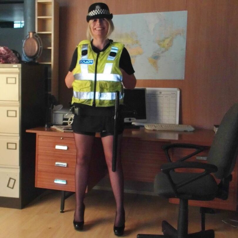 20P Barby Slut, policière britannique mature, libère ses seins de son uniforme