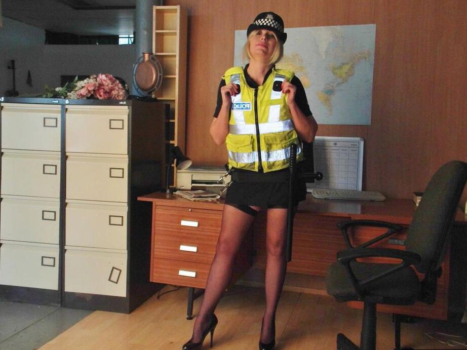 20P Barby Slut, policière britannique mature, libère ses seins de son uniforme