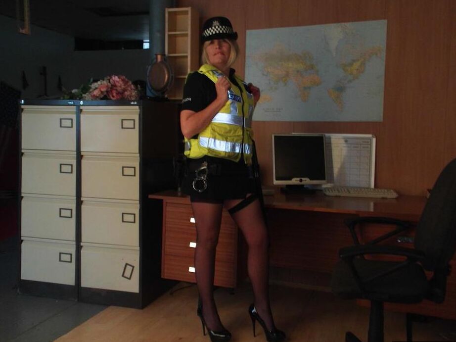 20P Barby Slut, policière britannique mature, libère ses seins de son uniforme