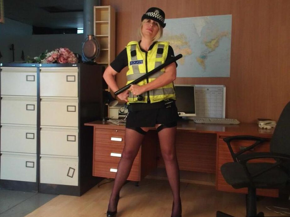 20P Barby Slut, policière britannique mature, libère ses seins de son uniforme