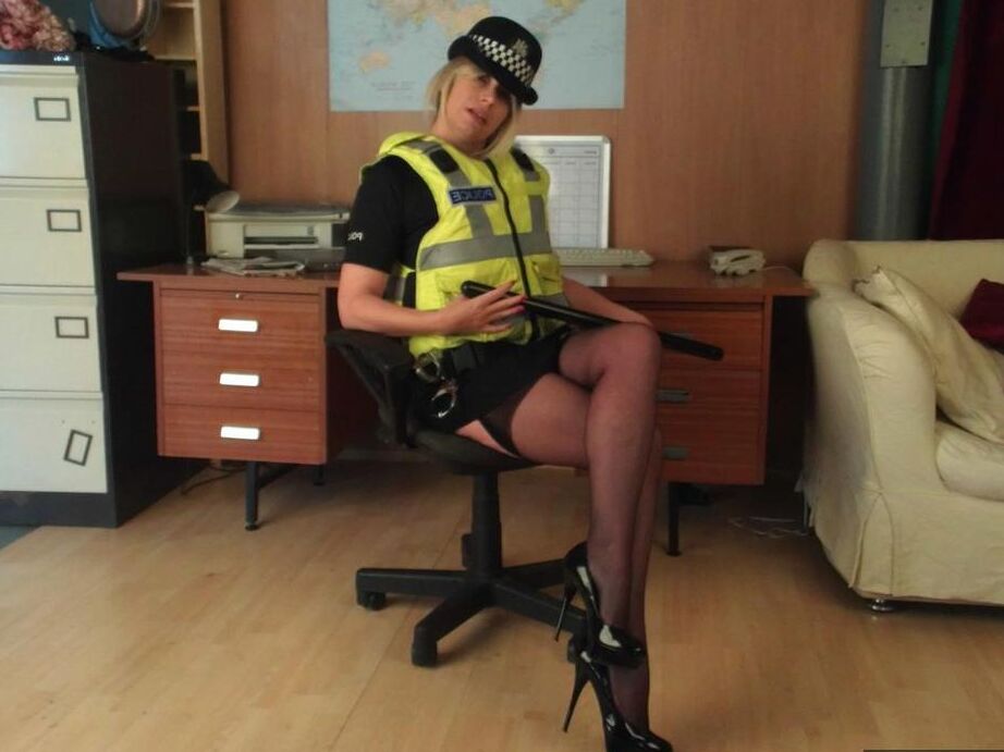20P Barby Slut, policière britannique mature, libère ses seins de son uniforme