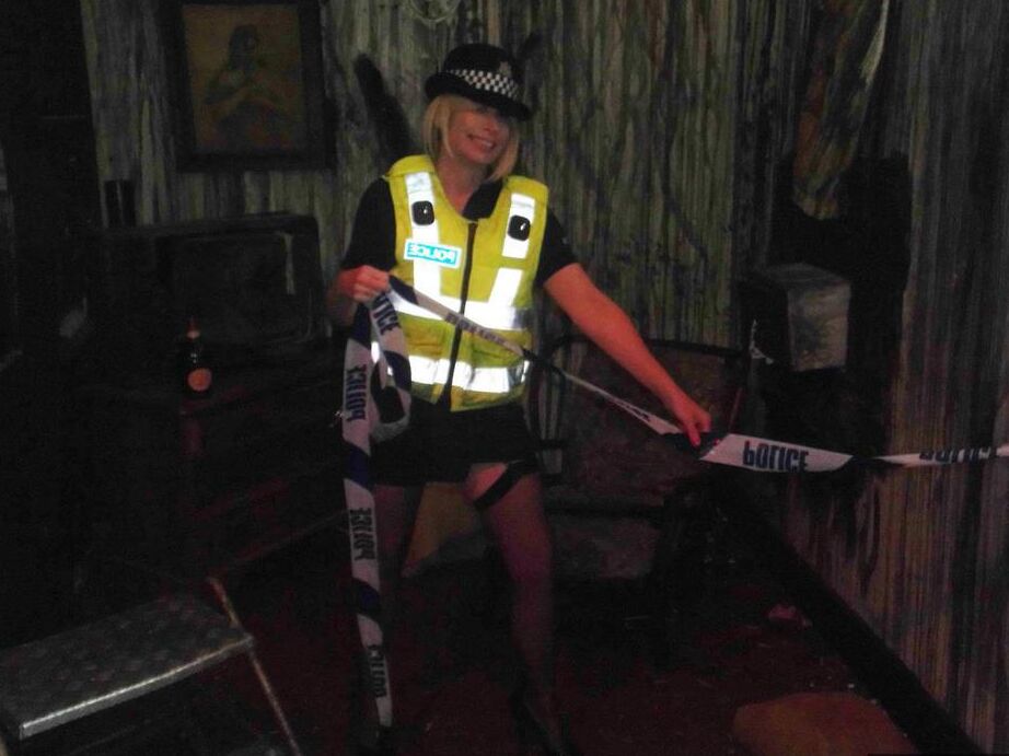 20P Barby Slut, policière britannique mature, libère ses seins de son uniforme