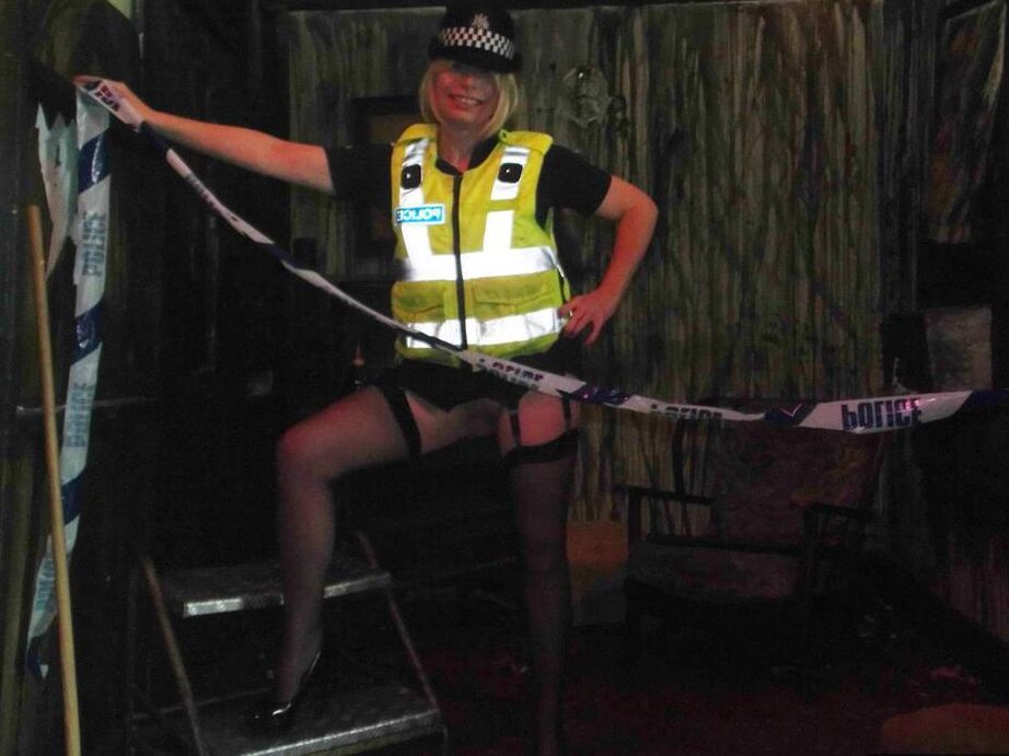20P Barby Slut, policière britannique mature, libère ses seins de son uniforme