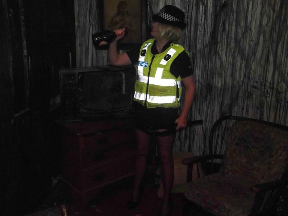 20P Barby Slut, policière britannique mature, libère ses seins de son uniforme