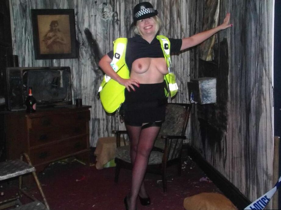 20P Barby Slut, policière britannique mature, libère ses seins de son uniforme