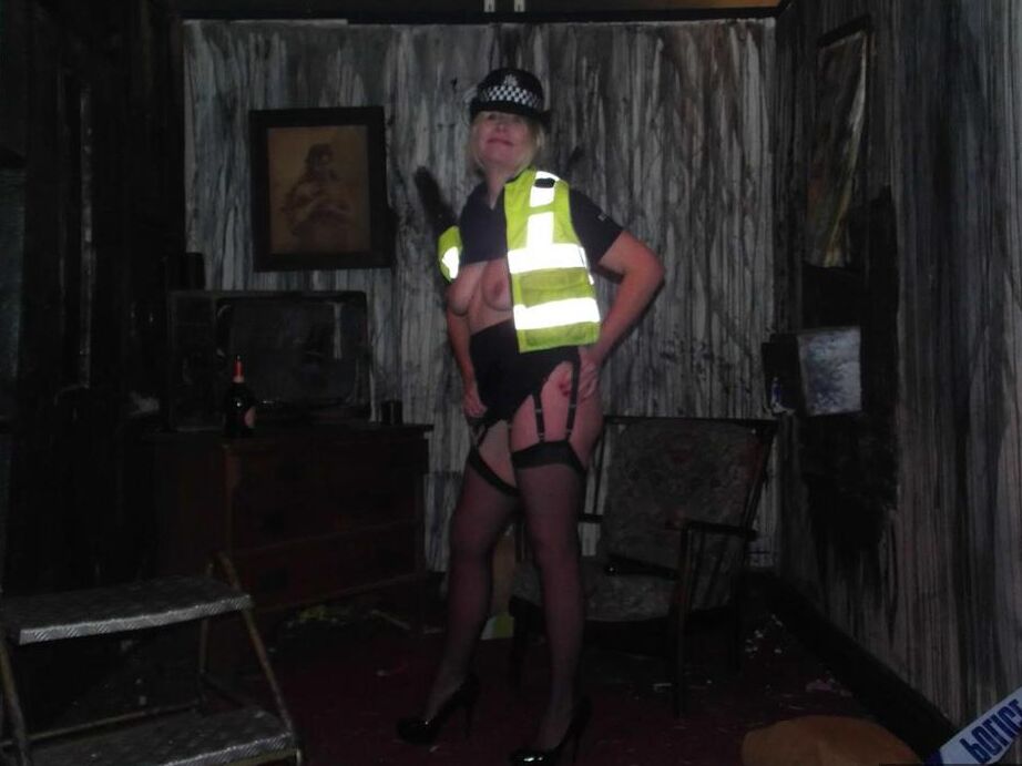20P Barby Slut, policière britannique mature, libère ses seins de son uniforme
