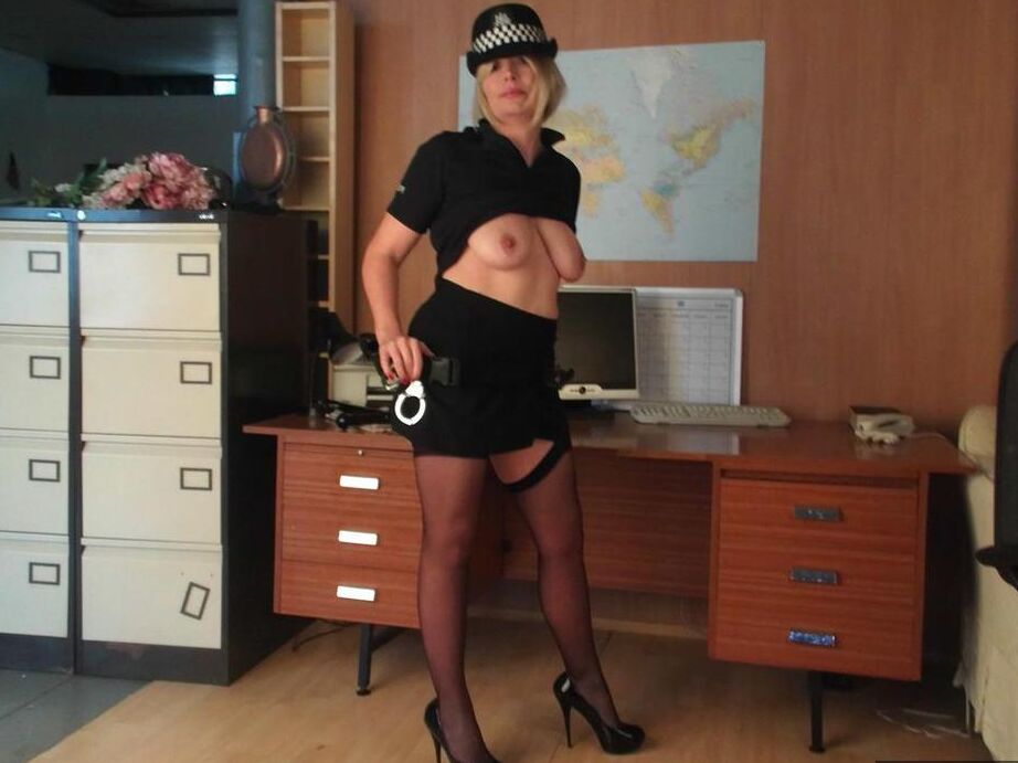 20P Barby Slut, policière britannique mature, libère ses seins de son uniforme