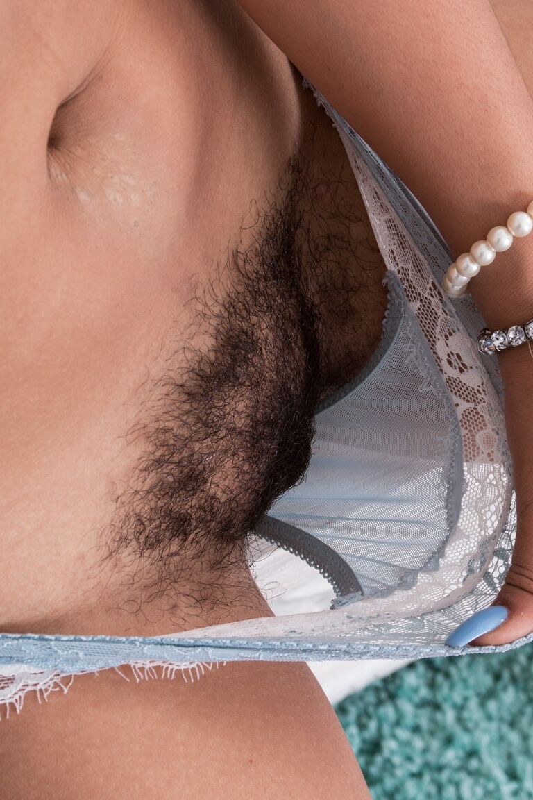 17P Haariges Babe mit mittelgroßen Titten Kayla Louise präsentiert ihren sexy nackten Körper