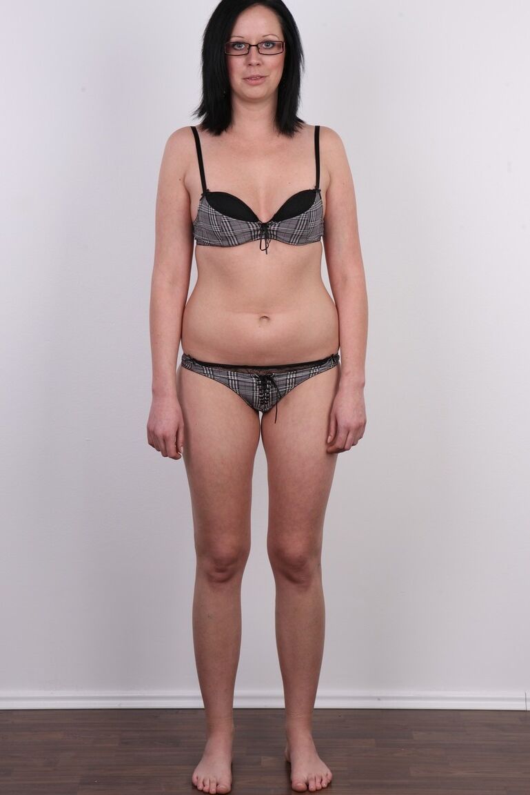 20P L'amatrice Petra enlève tous ses vêtements pour se tenir nue avec ses lunettes