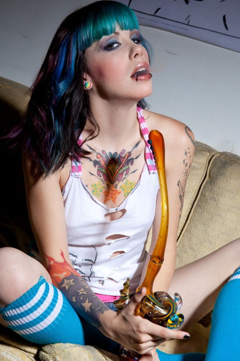 15P Garota tatuada com cabelo tingido Krysta Kaos acerta um bongo antes de ficar nua