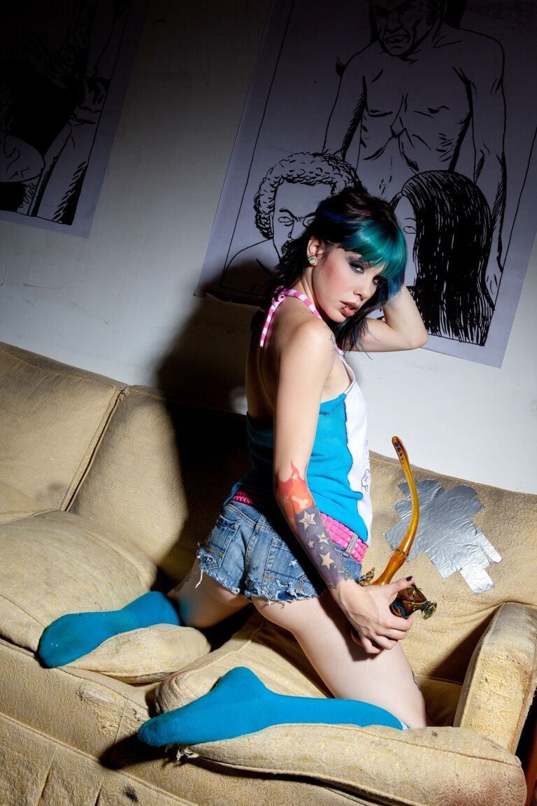 15P Garota tatuada com cabelo tingido Krysta Kaos acerta um bongo antes de ficar nua