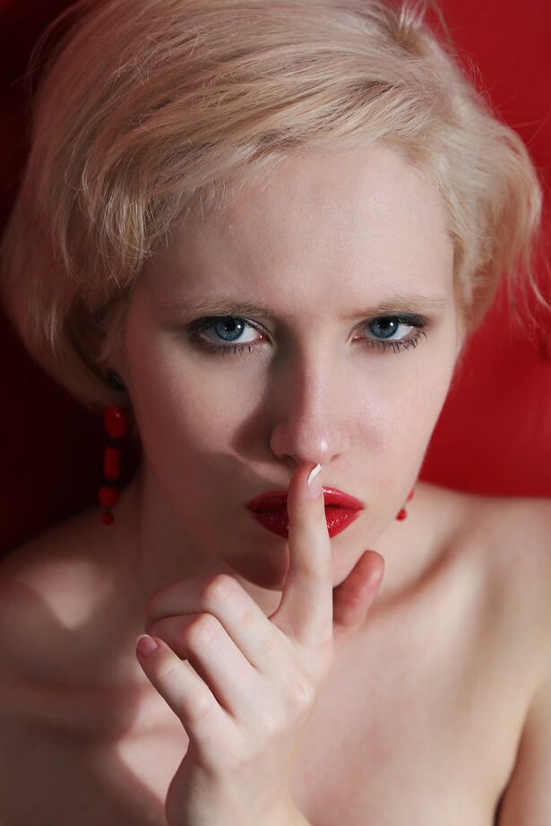 16P La jeune blonde Sindi arbore des lèvres rouges lors d'un concert de mannequin nue en toute confiance.
