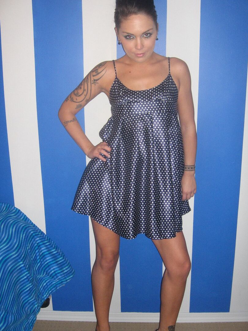 12P Adolescente tatuada se levanta el vestido y muestra sus bragas de encaje blanco