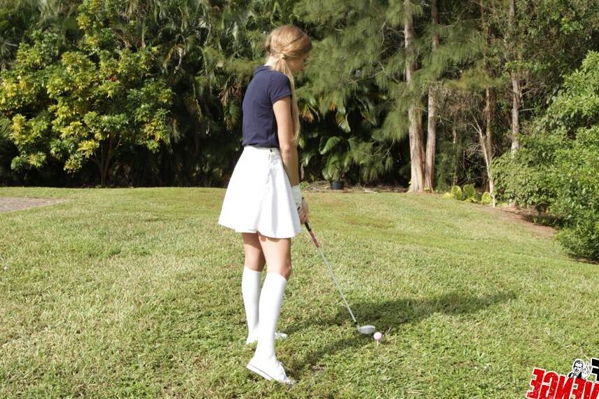 12P Novia joven luciendo esperma en el coño de una joven de 18 años después de tener sexo en un campo de golf