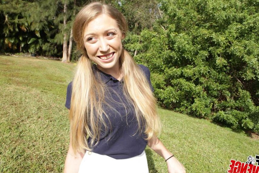 12P Novia joven luciendo esperma en el coño de una joven de 18 años después de tener sexo en un campo de golf