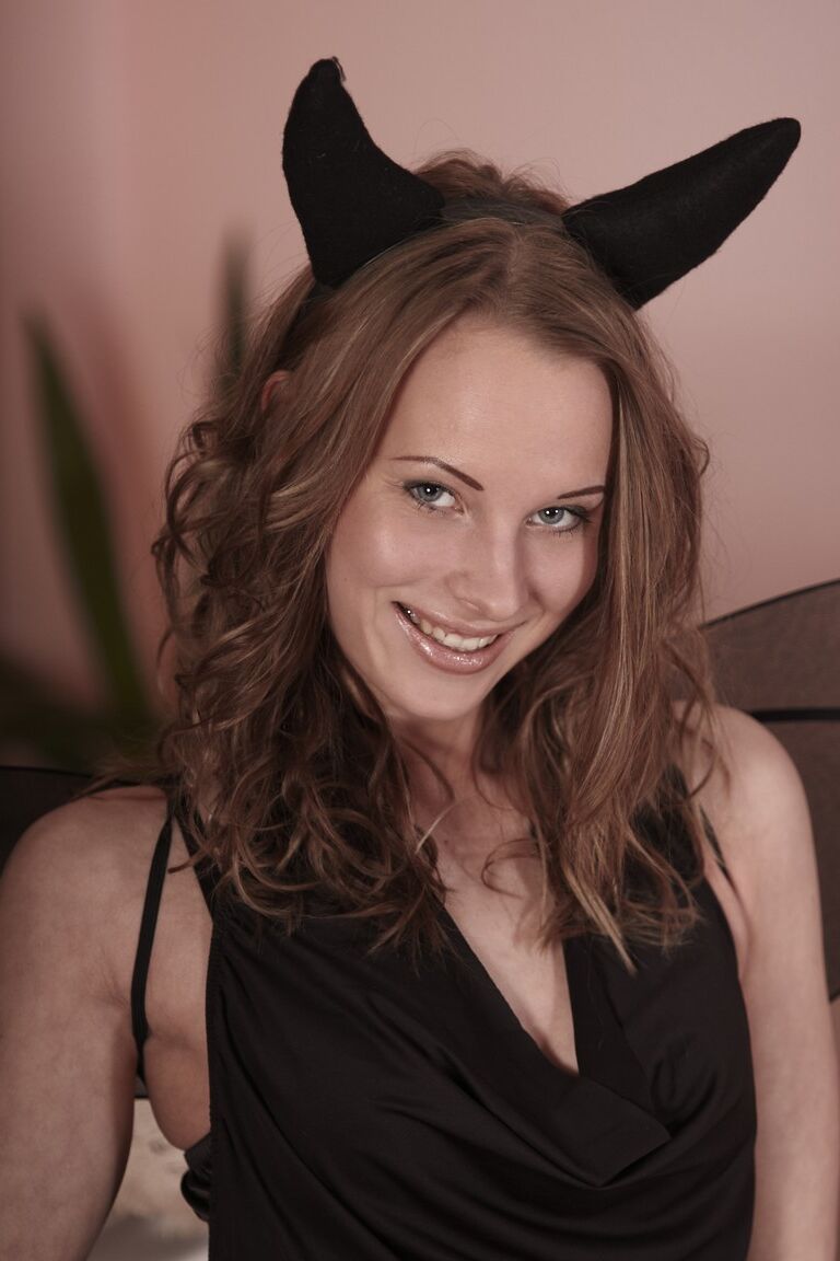 21P Lusty babe Gitta Blonde tirando a roupa e provocando sua vagina saborosa