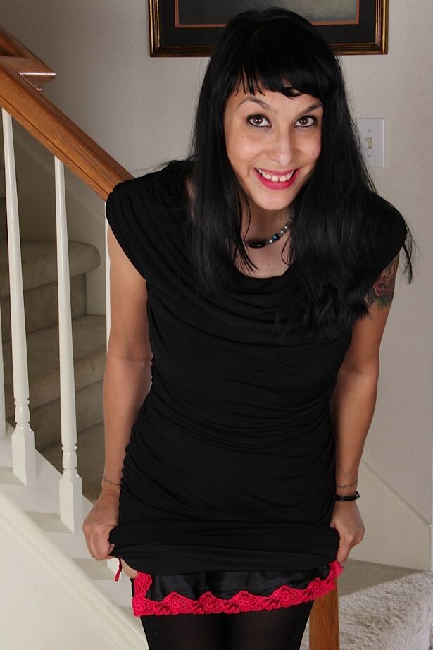 16P Morena milf em meias pretas Penelope Patterson mostra buceta peluda