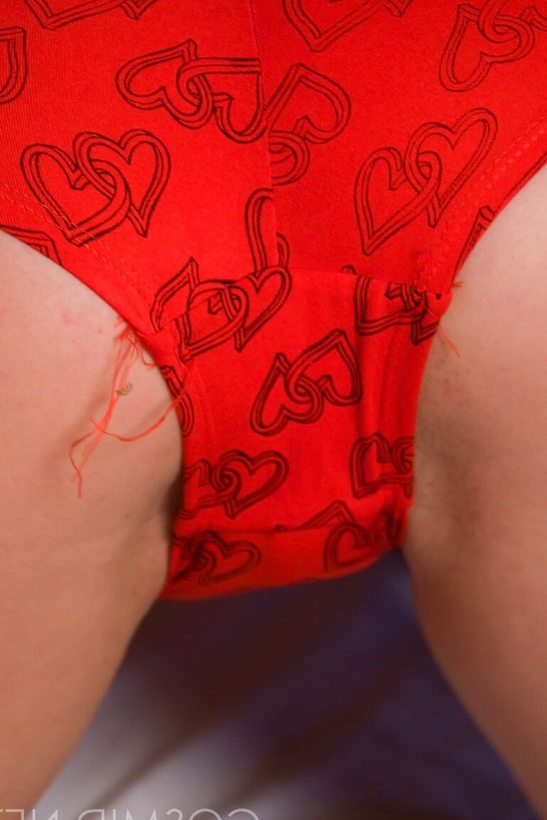 16P La rubia amateur Yelena luce una camiseta sin mangas mojada mientras se quita los pantalones cortos