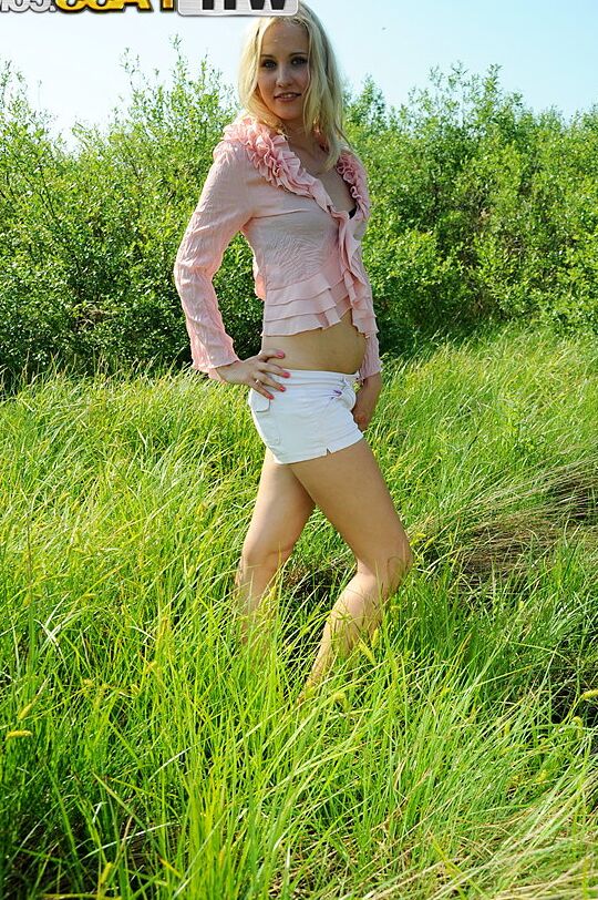 16P Leggy loira amadora Ariana tira a roupa antes de foder atrás de alguns arbustos