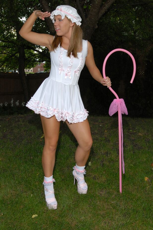 12P Dirty Blueyed Cass se pone traviesa al aire libre con su provocativo disfraz y tacones