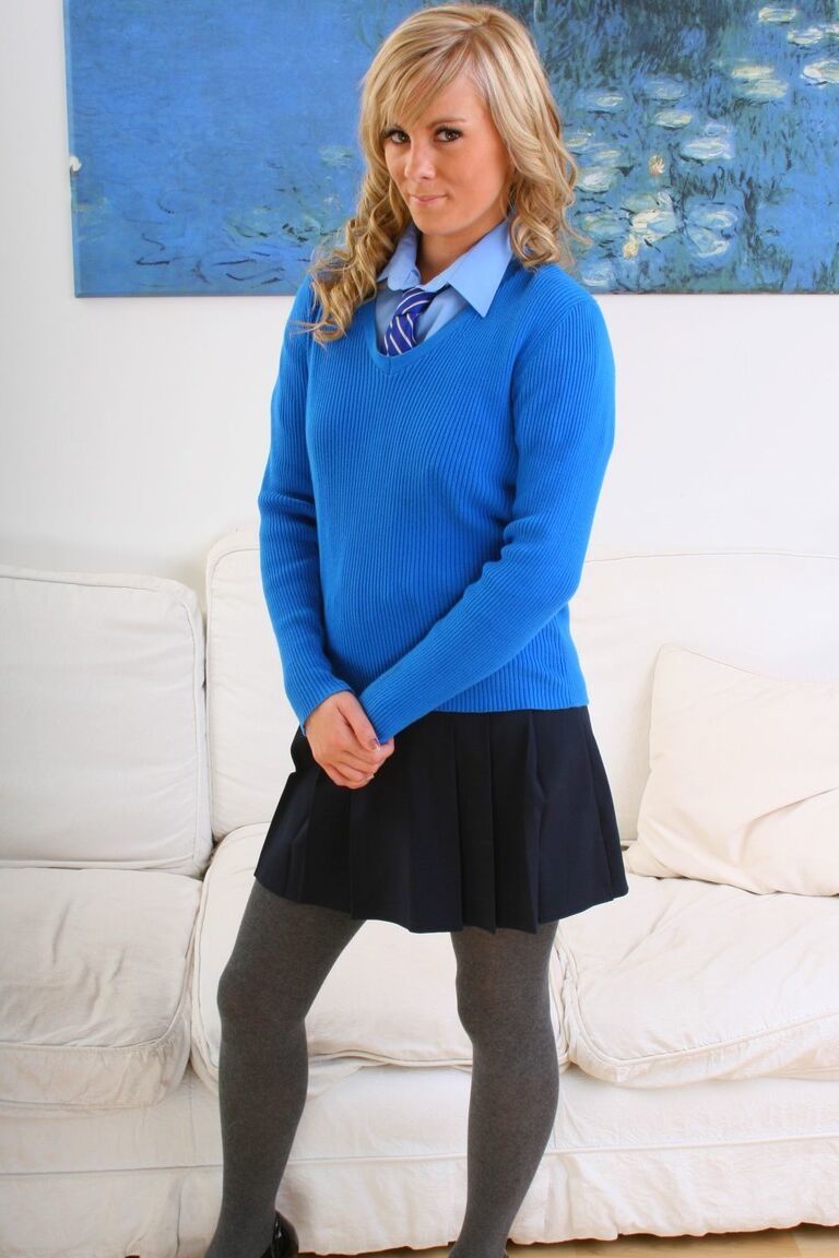 21P La magnifique dame mature Kirsty M pose seins nus en collants gris sur le canapé blanc