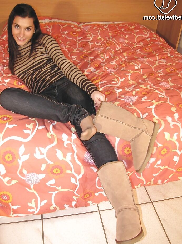 16P L'incroyable brune Valentina montre ses superbes pieds et jambes.