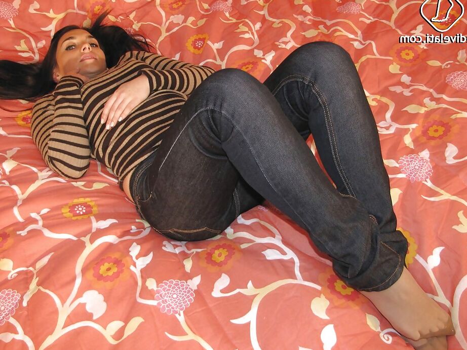 16P L'incroyable brune Valentina montre ses superbes pieds et jambes.