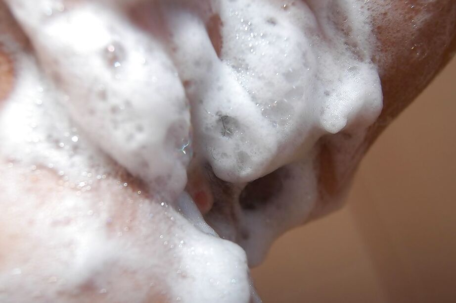 16P La asiática madura Yoriko Akiyoshi tomando una ducha y acariciándose