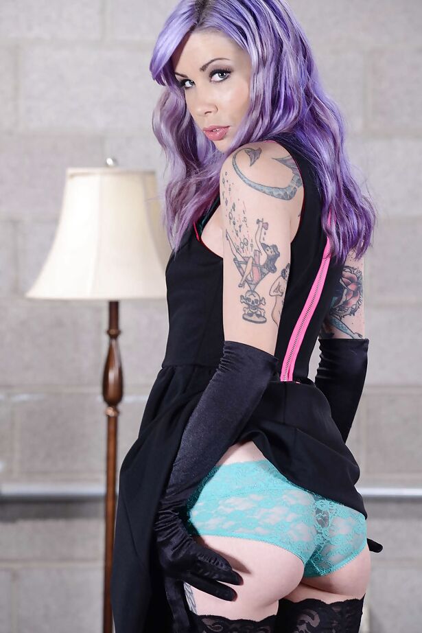 16P La impresionante estrella porno tatuada Ksysta abriendo su estrecho coño