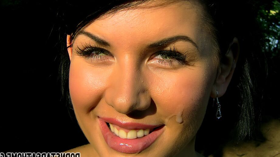 14P Estrella porno adolescente caliente meando al aire libre