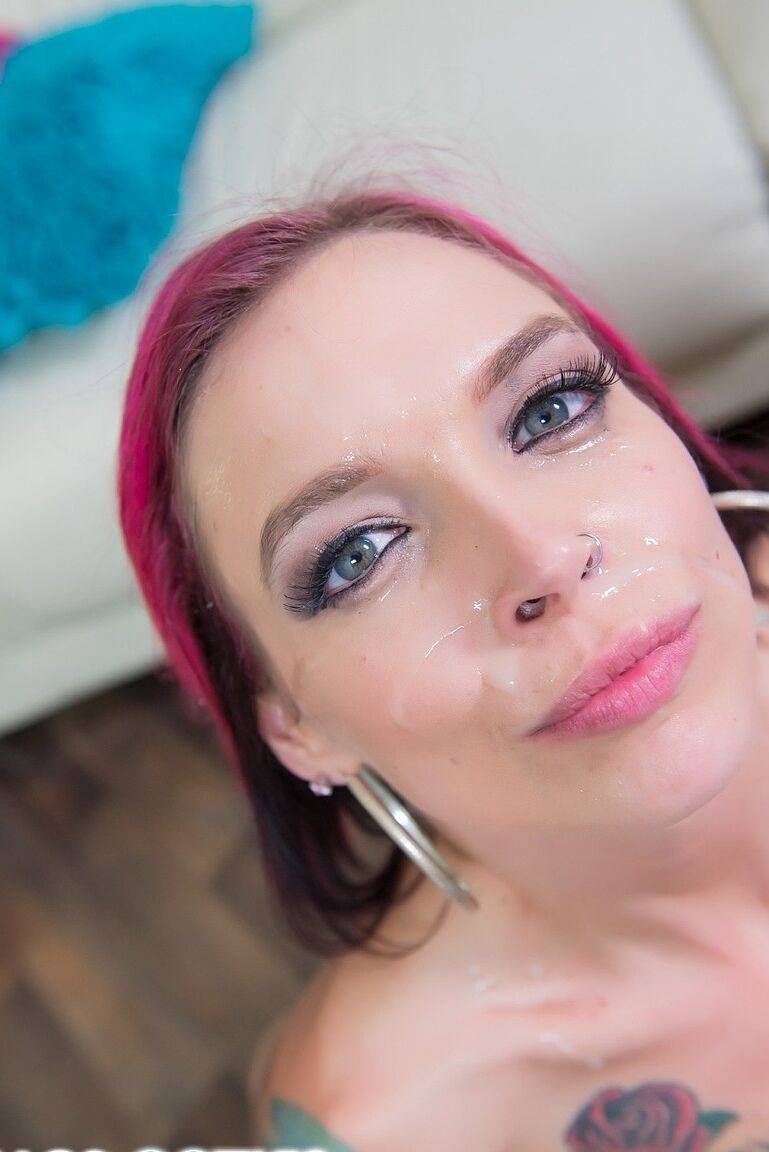 20P A vagabunda tatuada Anna Bell Peaks libera grandes peitos falsos para chupar pau a três