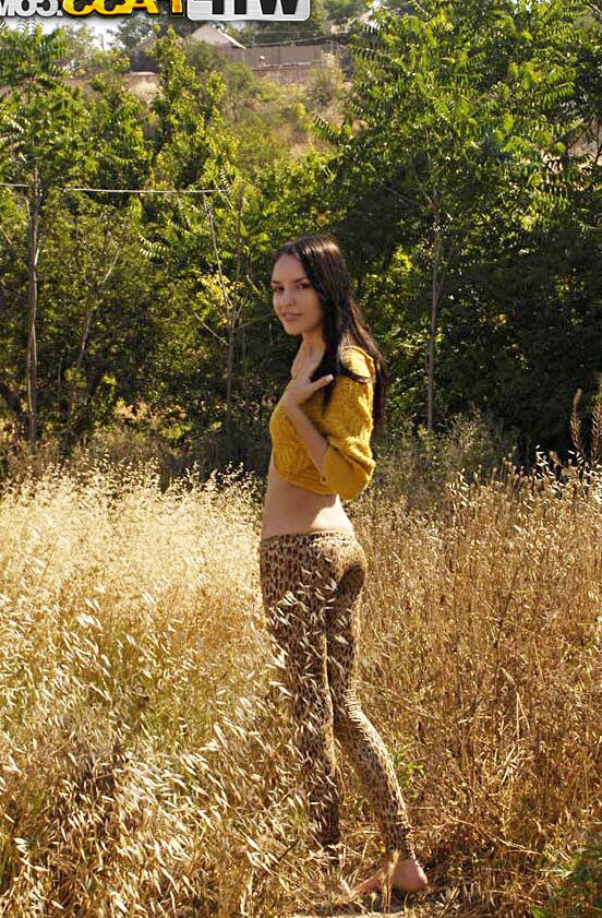 16P Gata morena tentadora com corpo quente tirando a roupa ao ar livre