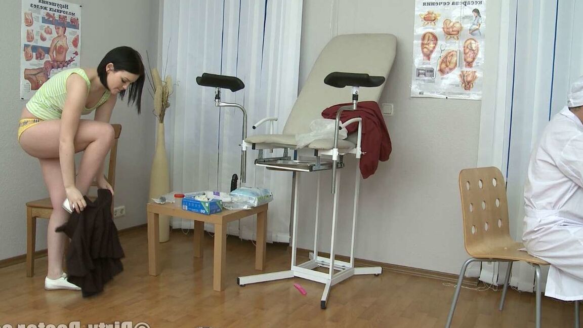 21P Rita amateur de pelo negro se abre de piernas para ser follada por un médico