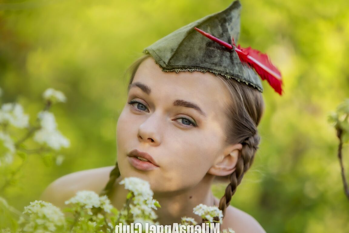 Косплей-красотка 15P Милена Энджел раздвигает свою пизду на природе во время стрельбы из лука