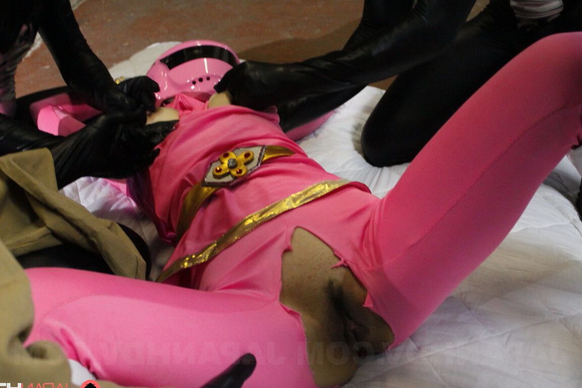21P Chica asiática recibiendo creampie en su coño recortado a través de su traje espacial rasgado