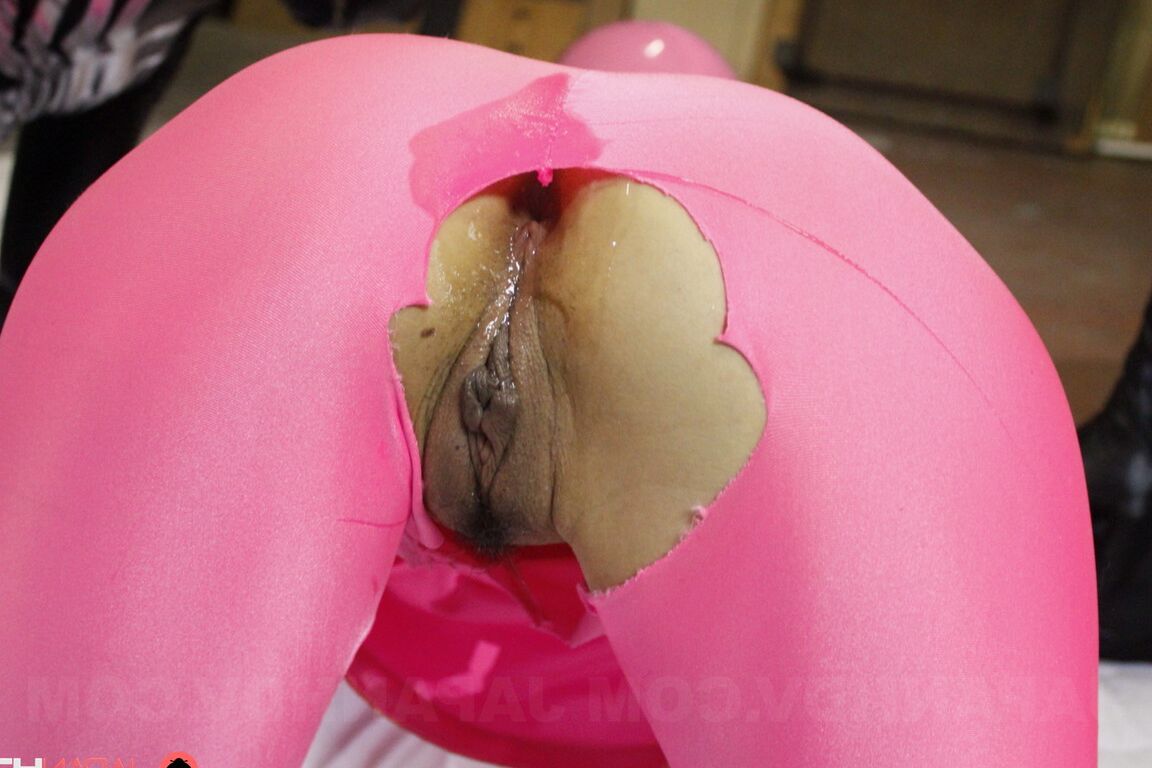 21P Chica asiática recibiendo creampie en su coño recortado a través de su traje espacial rasgado