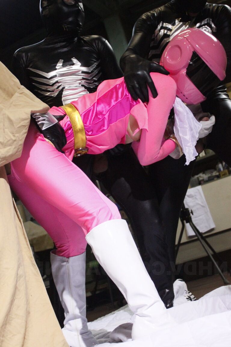 21P Chica asiática recibiendo creampie en su coño recortado a través de su traje espacial rasgado