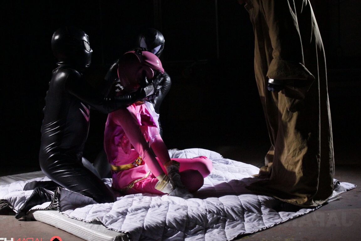 21P Chica asiática recibiendo creampie en su coño recortado a través de su traje espacial rasgado
