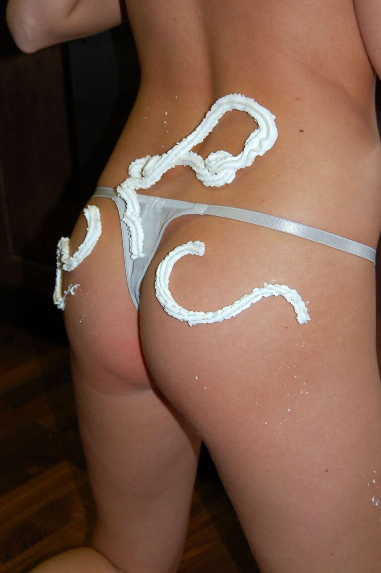 12P adolescente em topless coloca chantilly em seus peitos empinados